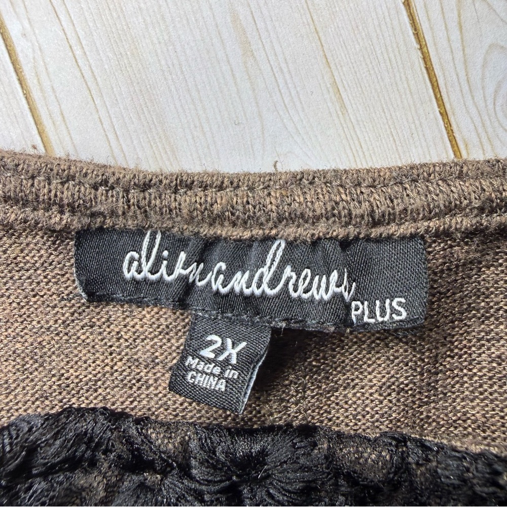 Relaxed Brown Top with Black Lace Detail - Picture 3 of 3